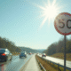 Panneau de limite de vitesse sur une autoroute en journée